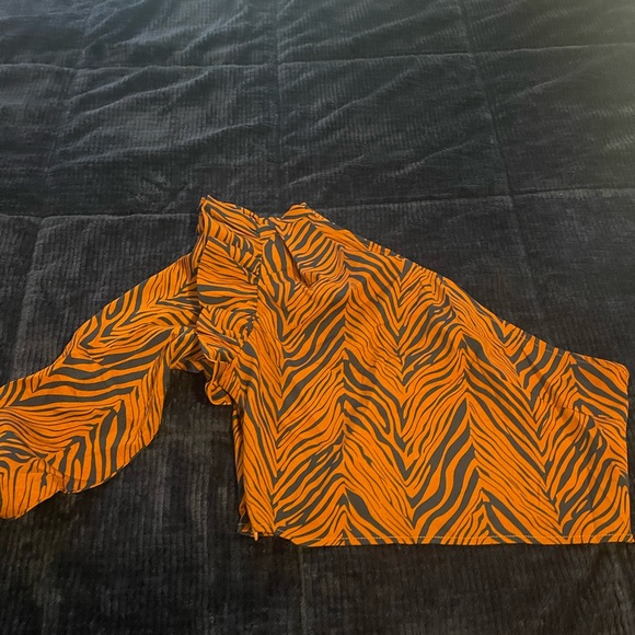 Green and White Leaf Print Top - Picture 3 of 4